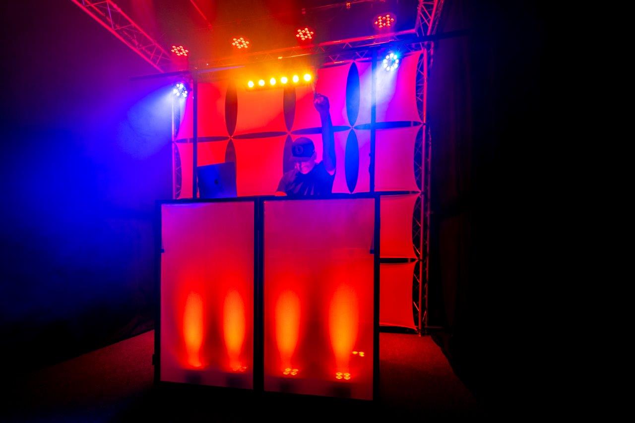 Headliner Ventura DJ Booth DJ Tisch mit Lichttraverse Headliner Ventura DJ Booth DJ Tisch